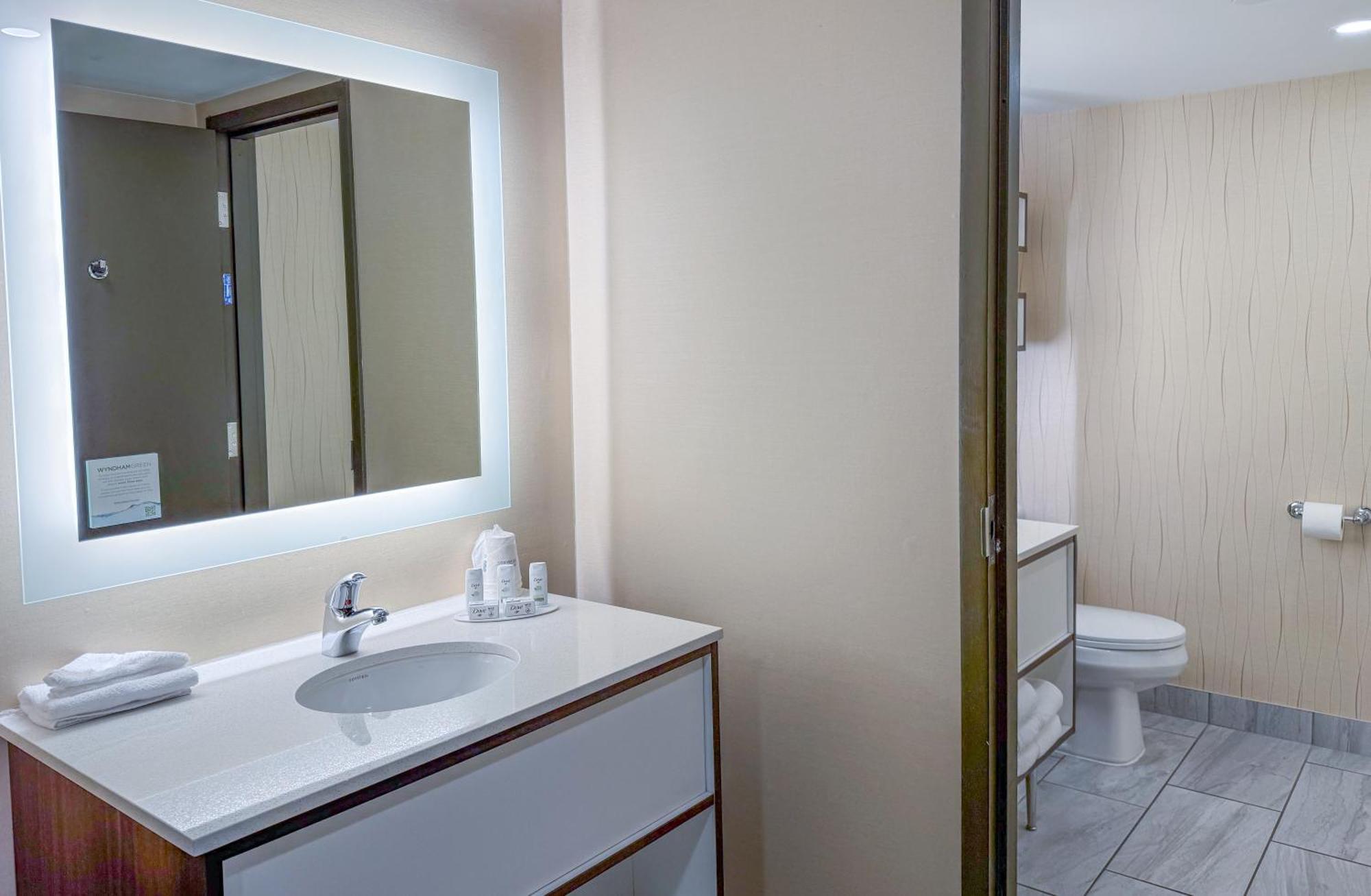 Howard Johnson Plaza By Wyndham By The Falls Hotel 3*